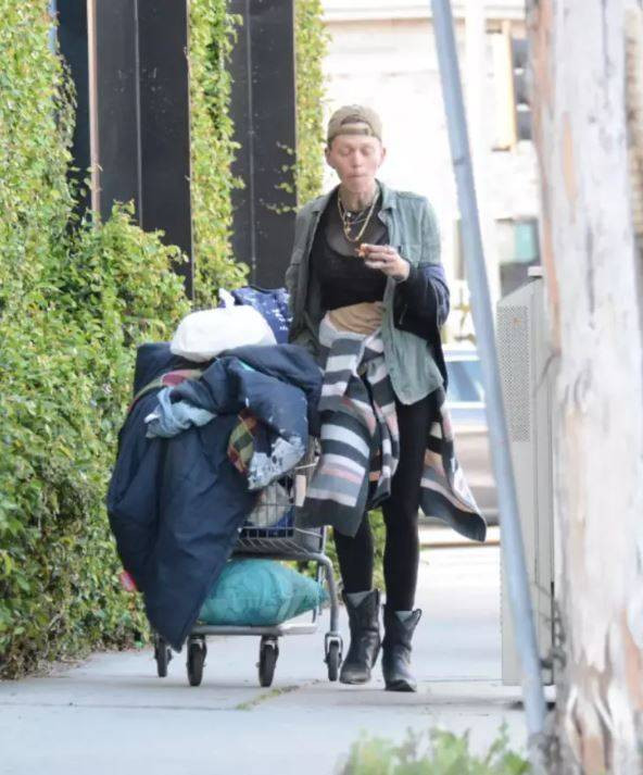 Ünlü model Loni Willison ön dişleri dökük yine çöp toplarken görüntülendi - Resim: 9